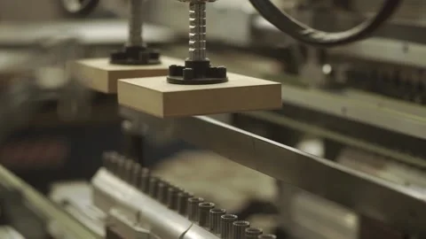 Close up industrial machine press robot automation work with melamine in fact Vídeo Stock 151873680