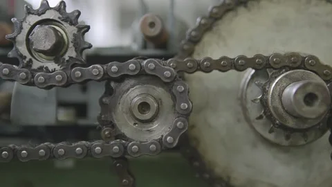 Close-up of Industrial Roller Chain and Metallic Sprocket Gear in Motion Vidéo 336711280