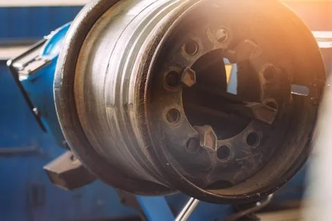 Close-up of Industrial Wheel in Workshop Setting Foto stock