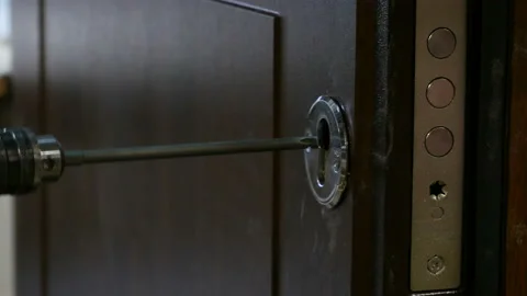 CLose up of Installation of the door lock. Vidéo 97720656