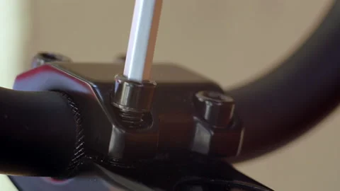 Close up installing handle bar stem on the bicycle Vídeos de archivo 130823869