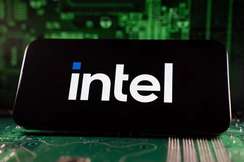Close up of Intel logo on device with circuit board background. Toronto, Canada Foto stock