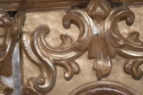 Close-up of an intricate gold decorative pattern, likely from historical ar.. Foto stock