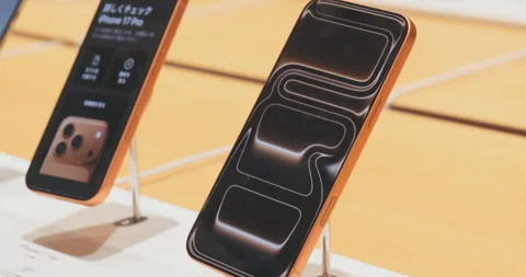 Close up, iPhone 17 Pro Max screen at Apple store display. Bright OLED screen de Stock Footage 322052137
