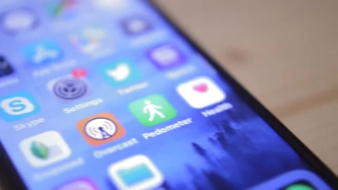 Close-up iphone in a wood table. smartphone communication screen. Vidéo 231121098