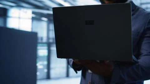 Close up of IT professional in data center fixing errors Foto stock