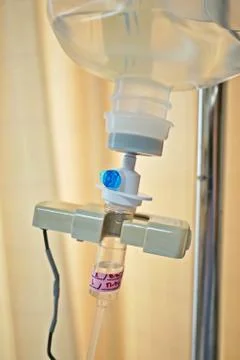 Close up IV saline solution drip for patient and infusion pump in hospital. Stock-Fotos