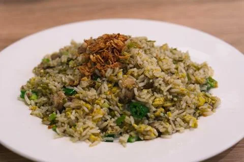 Close up java Indonesian fried rice on white plate with fried onions Fotos de archivo