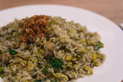 Close up java Indonesian fried rice on white plate with fried onions Fotos de archivo