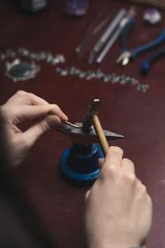 Close up jewelry hammer and tiny anvil concept photo Stockfoto's