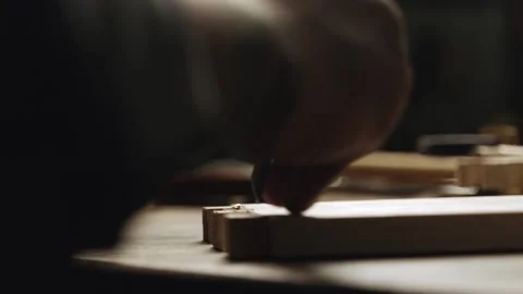 Close up. a joiner cuts out a dovetail on a pine board with a chisel. dovetai Vídeos de archivo 166341016