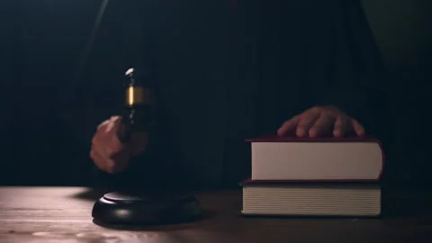 Close up of Judge hand is hitting hammer  judge in courtroom Vídeos de archivo 146132708