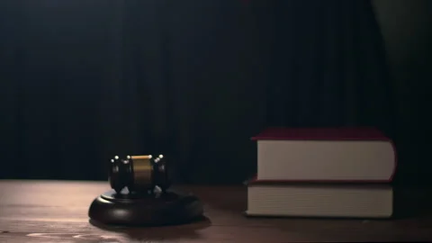 Close up of Judge hand is hitting hammer  judge in courtroom Vidéo 146132826