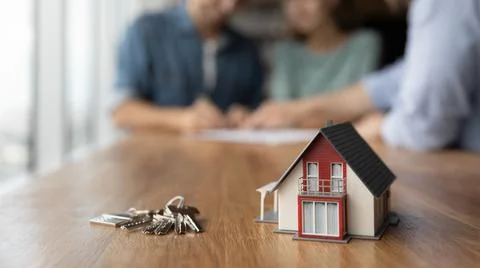 Close up of key and tiny toy house on table Foto stock