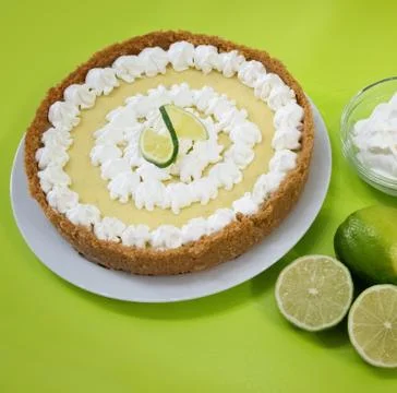 Close up of a Key Lime Pie with ingredients Fotos de archivo