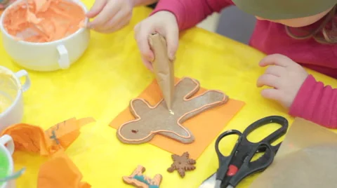 Close up of kid decorating the gingerbread cookies 스톡 동영상 58330826