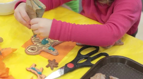 Close up of kid decorating the gingerbread cookies 스톡 동영상 58381533