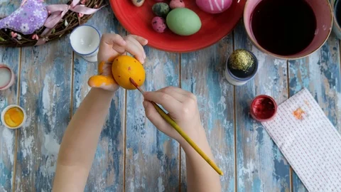 Close up of kid hands coloring easter eggs with egg dye. View from above Stockbeeldmateriaal 122802939