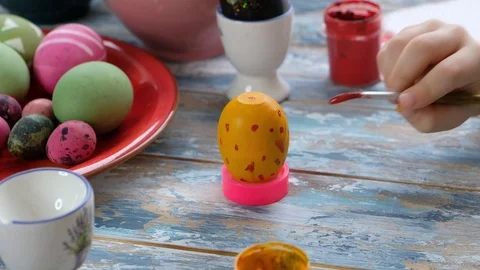 Close up of kid hands coloring easter eggs with egg dye. View from above Vidéo 122802971