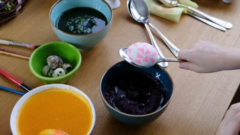 Close up of kid hands coloring easter eggs with egg dye. Stock-Footage 123225971