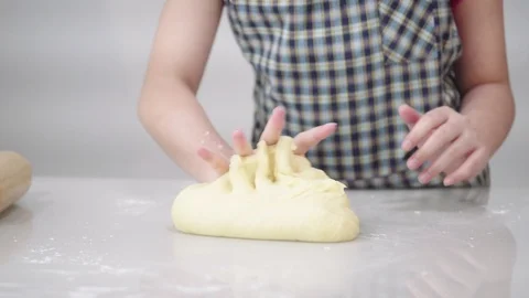 Close up kid hands prepare dough. Vídeos de archivo 106522427