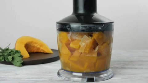 Close up of a kitchen blender preparing pumpkin soup Video stock 98299354
