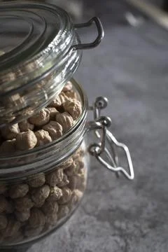 Close-Up of a Kitchen Jar Filled with Raw Chickpeas Foto stock