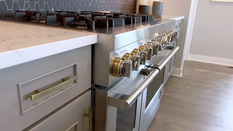 Close-up of kitchen oven knobs and panel 库存影片 314892667