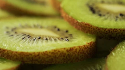 Close-up of kiwi fruit slices. Kiwi is low in calories and high in fiber, making Vidéo 334772279