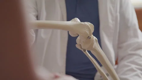 Close up of a Knee Joint as a Chiropractor Explain Functionality to a Patient 動画素材 208758786
