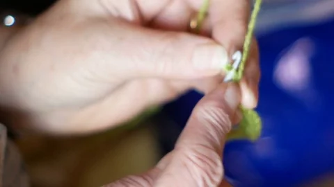 Close up on knitting hands Stock-Footage 84884154