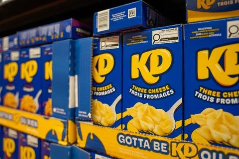 Close up of Kraft Dinner Three Cheese macaroni and cheese boxes on grocery store 库存照片