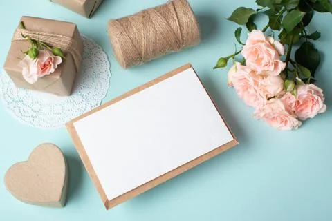 Close-up of a kraft envelope on the background of a gift and a bouquet of b.. Foto stock