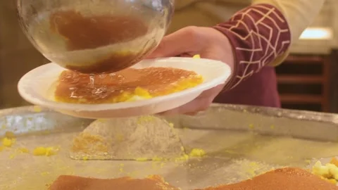 Close up kunafa dessert being served in paper plate with hot sugar syrup po.. Vídeo Stock 329970154