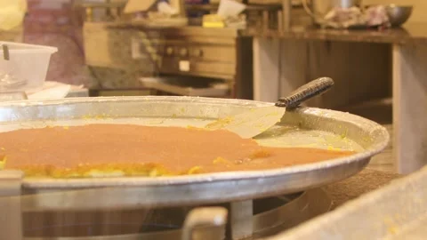 Close up kunafa dessert being served in paper plate with hot sugar syrup po.. Stock-Footage 329971460
