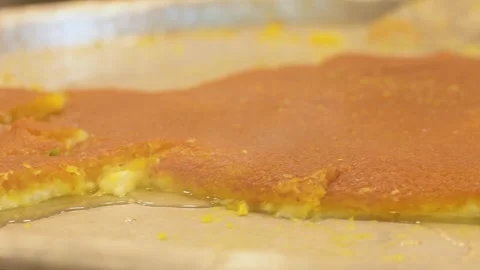 Close up kunafa dessert being served in paper plate with hot sugar syrup po.. Stock-Footage 330040133