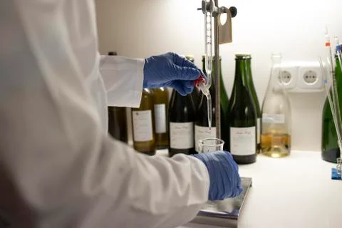 Close up of lab technician by placing a sample on beaker. Foto stock