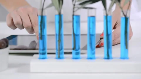 Close up of lab technician using touch screen on tablet computer Vidéo 199630174