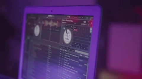 A close up of the laptop a DJ uses during his set. Vídeos de archivo 128738326