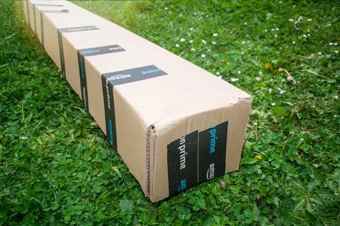 Close-up of large and long Amazon Prime parcel cardboard with long merchandise Foto stock