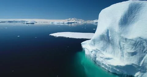 Close up large iceberg towering cold polar water Foto stock