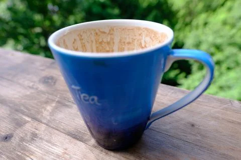 Close-up large mug with drips of coffee on the walls, drunk coffee, fortune t Foto stock