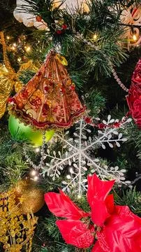 Close-up of a large white decorative snowflake hanging on a Christmas tree .. Foto stock