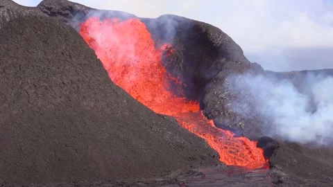 Close up of the lava flow and tilt up to the eruption of Fagradalsfjall volcano Stock Footage 155740735
