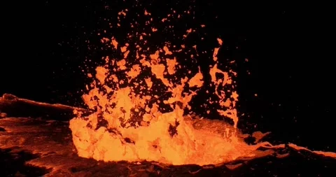Close-up lava splattered upwards volcanic cinematic footage background Vídeo Stock 336580225