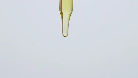 Close-up of lavender oil drops falling from the pipette Vídeo Stock 93012111