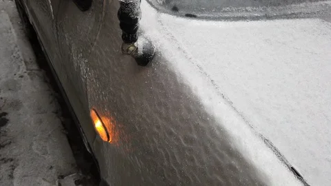 Close-up of layer of ice covering entire car in winter Vidéo 120761282