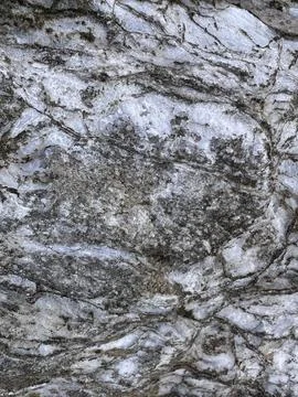 Close-Up of Layered Rock Texture with Quartz Veins Foto stock