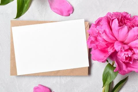 The close-up layout is made of a kraft envelope and the color of a peony on a Foto stock