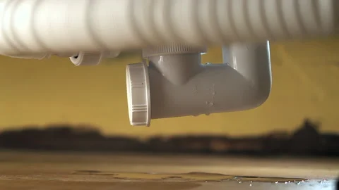 Close-up of leaking bathroom siphon Vidéo 160802441
